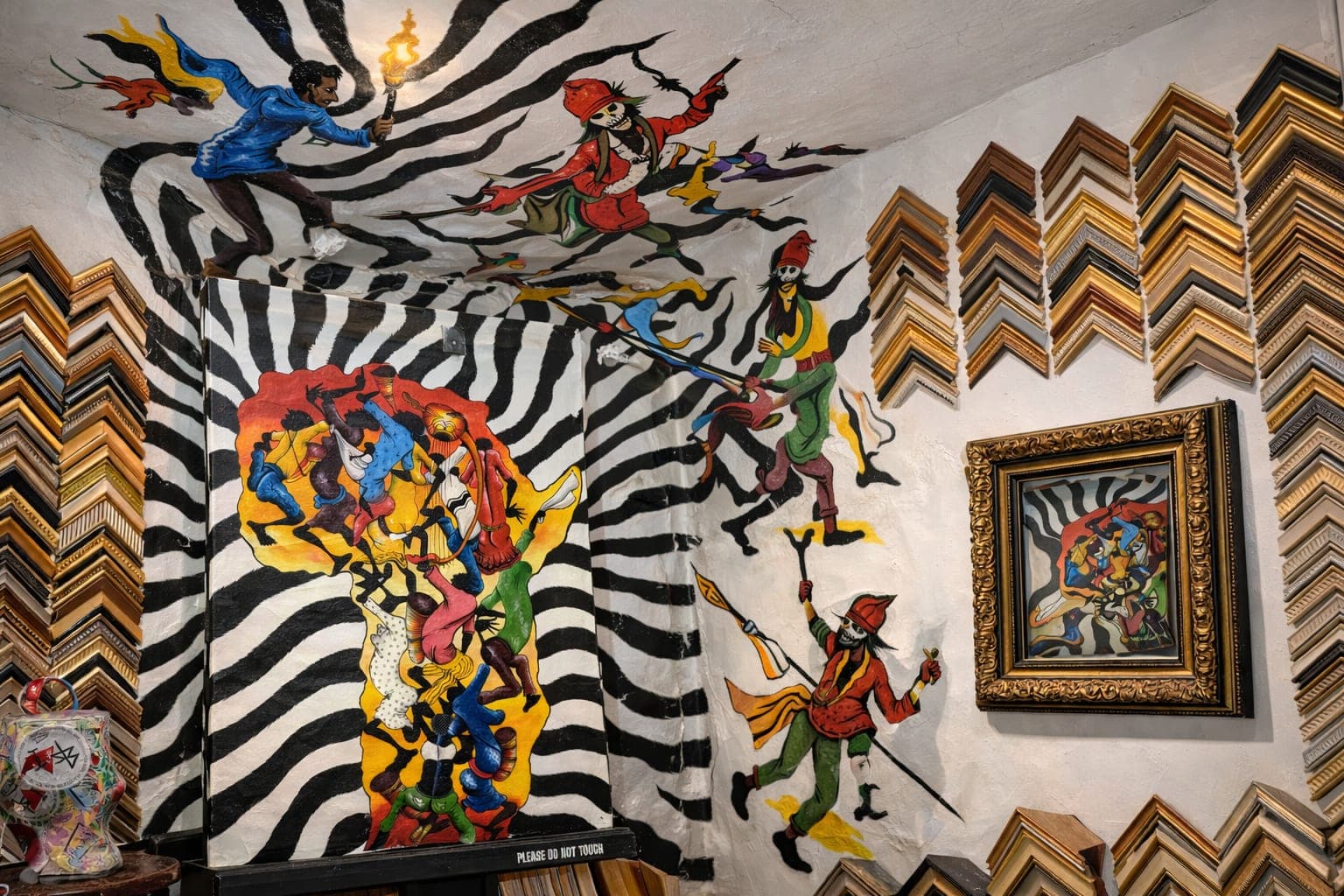 Instalație contemporană montată pe peretele galeriei La Pătrat.